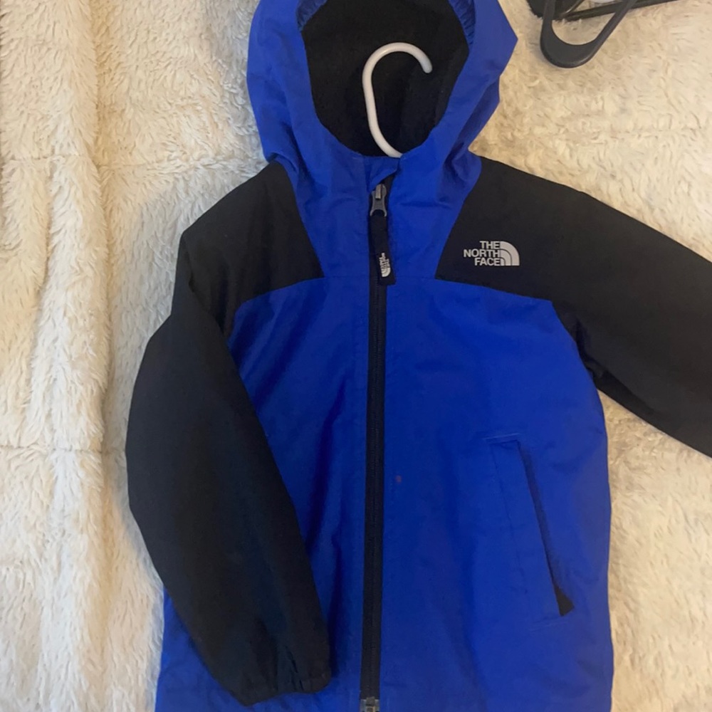 3t boys North face coat. Fleece lining inside. Water repellent with hood.